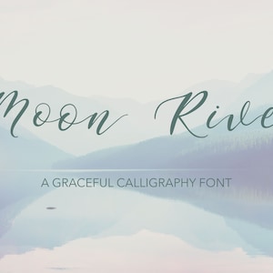 Peut inclure: Une police de caract&egrave;res de calligraphie appel&eacute;e "Moon River" affich&eacute;e sur un fond flou d'un lac et de montagnes. Le texte indique "A Graceful Calligraphy Font".