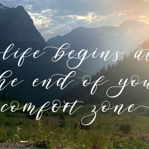 Peut inclure: Une citation de motivation sur fond de montagnes et de ciel de coucher de soleil. La citation dit "la vie commence &agrave; la fin de votre zone de confort".