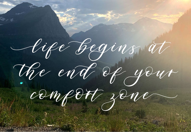 Peut inclure: Une citation de motivation sur fond de montagnes et de ciel de coucher de soleil. La citation dit "la vie commence &agrave; la fin de votre zone de confort".