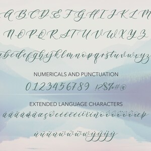 Peut inclure: Un tableau d'alphabet de police avec des lettres majuscules et minuscules, des chiffres, des signes de ponctuation et des caract&egrave;res de langue &eacute;tendue. La police est un style d'&eacute;criture cursive de couleur vert sarcelle.