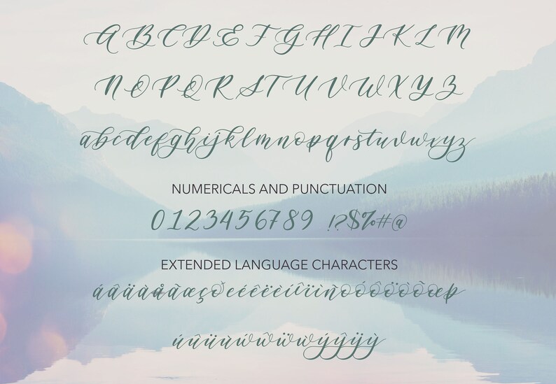 Peut inclure: Un tableau d'alphabet de police avec des lettres majuscules et minuscules, des chiffres, des signes de ponctuation et des caract&egrave;res de langue &eacute;tendue. La police est un style d'&eacute;criture cursive de couleur vert sarcelle.