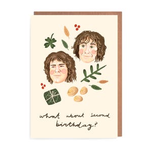 Peut inclure: Carte de vœux à bordure marron avec deux visages illustrés aux cheveux bruns bouclés. La carte comprend des illustrations de feuilles, de baies et d'un cadeau emballé. Le texte dit : "what about second birthday?"