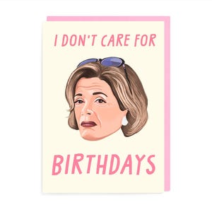 Puede incluir: Tarjeta de felicitación con borde rosa y centro crema. La tarjeta presenta una ilustración de una mujer con gafas de sol en la cabeza. El texto "I DON'T CARE FOR" está en la parte superior y "BIRTHDAYS" en la inferior.