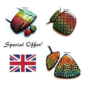 Op de afbeelding: Drie kleurrijke polymer clay hangers met geometrische patronen. De hangers zijn allemaal in verschillende vormen en maten en ze zijn allemaal gemaakt met een kleurverloop. De hangers bevinden zich allemaal op een witte achtergrond.