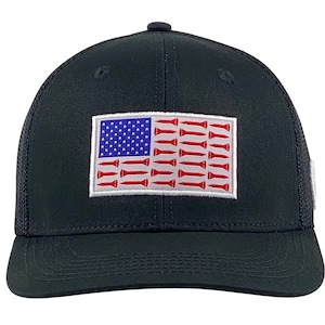 Peut inclure: Un chapeau de camionneur noir avec un dos en maille blanche. L'avant du chapeau présente un drapeau américain brodé fait de tees de golf.