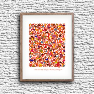 Op de afbeelding: Een ingelijste print met een kleurrijk abstract ontwerp in tinten oranje, rood, geel, blauw, groen en paars. Het ontwerp bestaat uit veel kleine, ingewikkelde vormen en lijnen. De print is ingelijst in een naturel houten lijst. De tekst "Live each day as if your life had just begun" is onder het ontwerp gedrukt.