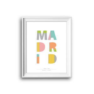 以下が含まれることがあります： 白い額縁に入ったプリントで、カラフルなブロック体で「MADRID」と書かれています。文字は、さまざまな色の正方形と長方形で構成されています。都市の名前「マドリード、スペイン」と座標が単語の下に印刷されています。