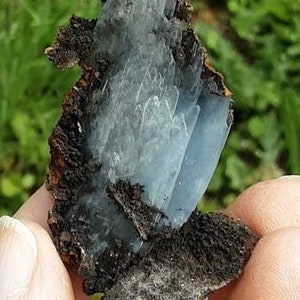 BLUE BARITE SPECIMEN With limonite and manganese oxide image 9