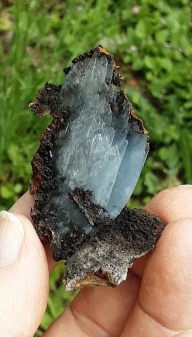 BLUE BARITE SPECIMEN With limonite and manganese oxide image 9