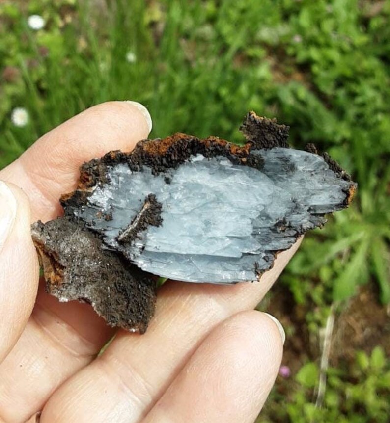 BLUE BARITE SPECIMEN With limonite and manganese oxide image 6