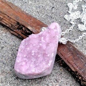 COBALTAN CALCITE NECKLACE
