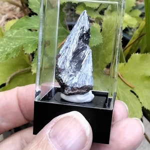 PYROLUSITE MINIATURE SPECIMEN
