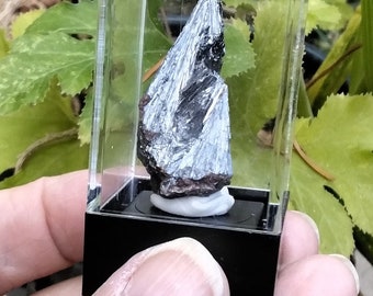 PYROLUSITE MINIATURE SPECIMEN