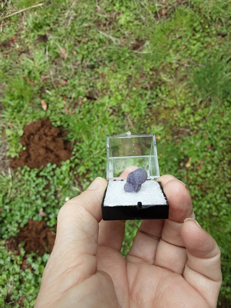 GRAPE AGATE THUMBNAIL specimen