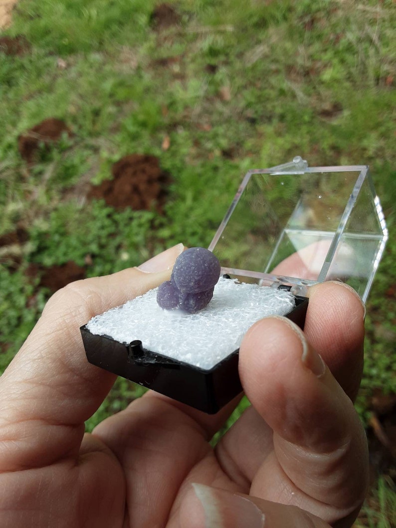 GRAPE AGATE THUMBNAIL specimen