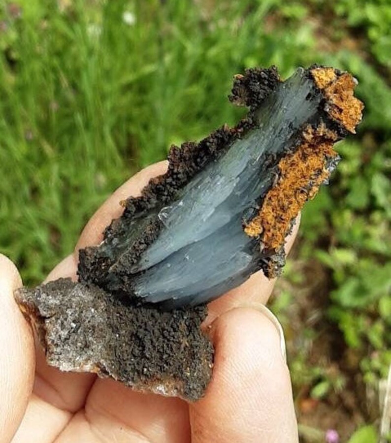 BLUE BARITE SPECIMEN With limonite and manganese oxide image 8