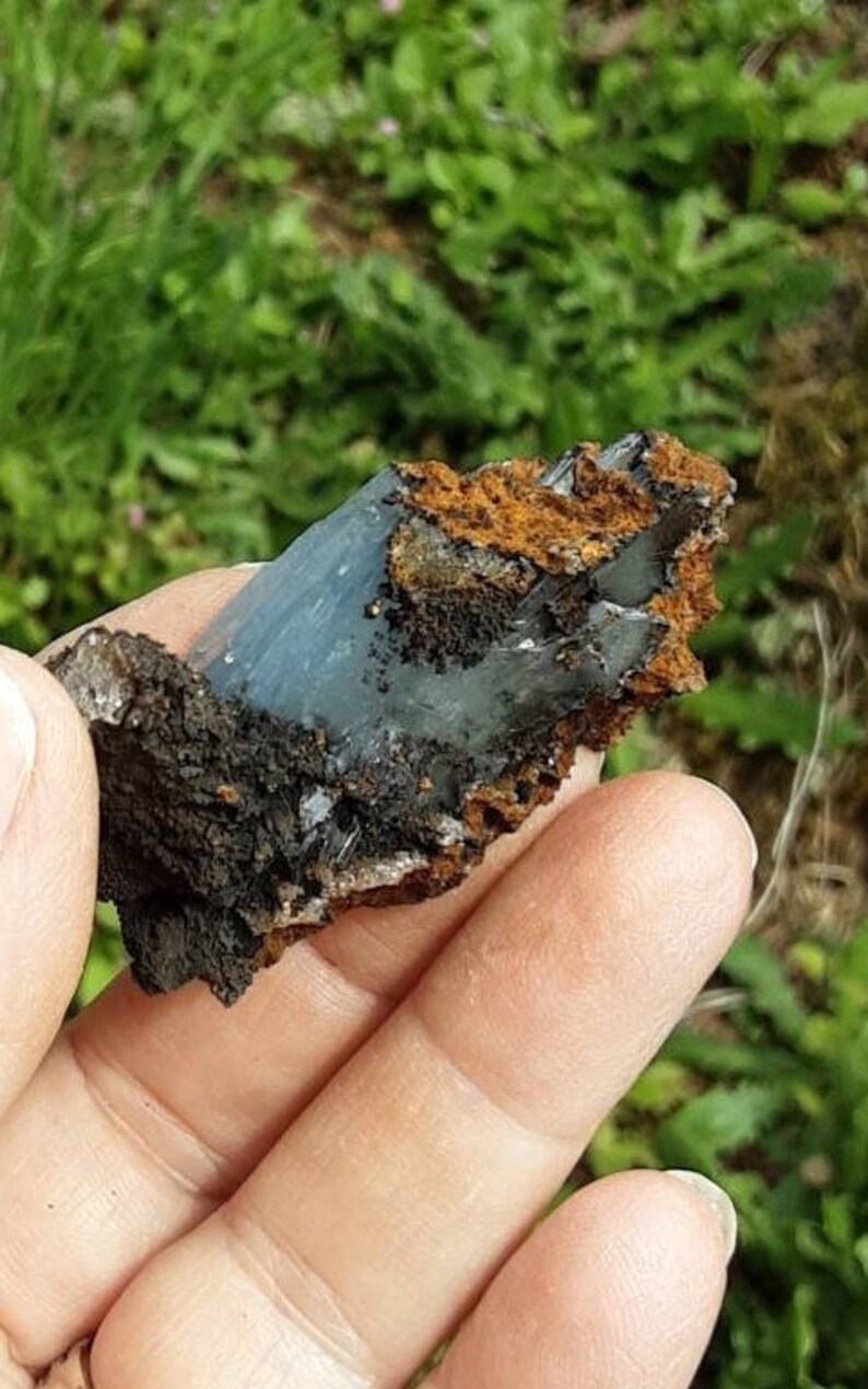 BLUE BARITE SPECIMEN With limonite and manganese oxide image 4