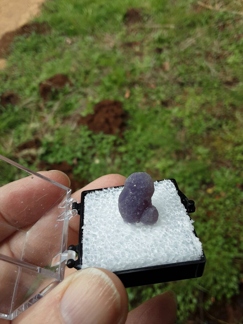 GRAPE AGATE THUMBNAIL specimen