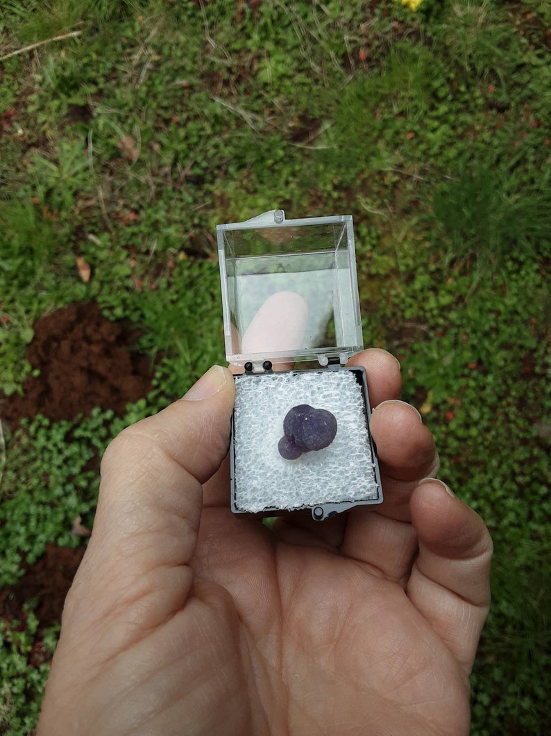 GRAPE AGATE THUMBNAIL specimen