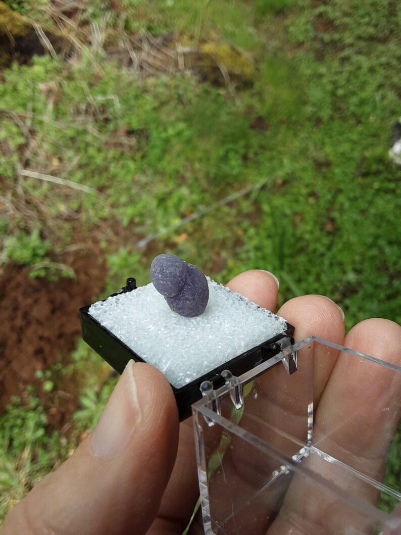 GRAPE AGATE THUMBNAIL specimen