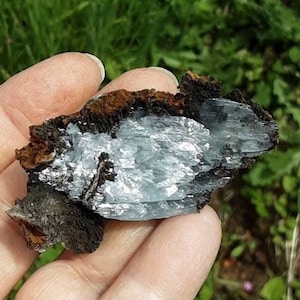 BLUE BARITE SPECIMEN With limonite and manganese oxide image 3