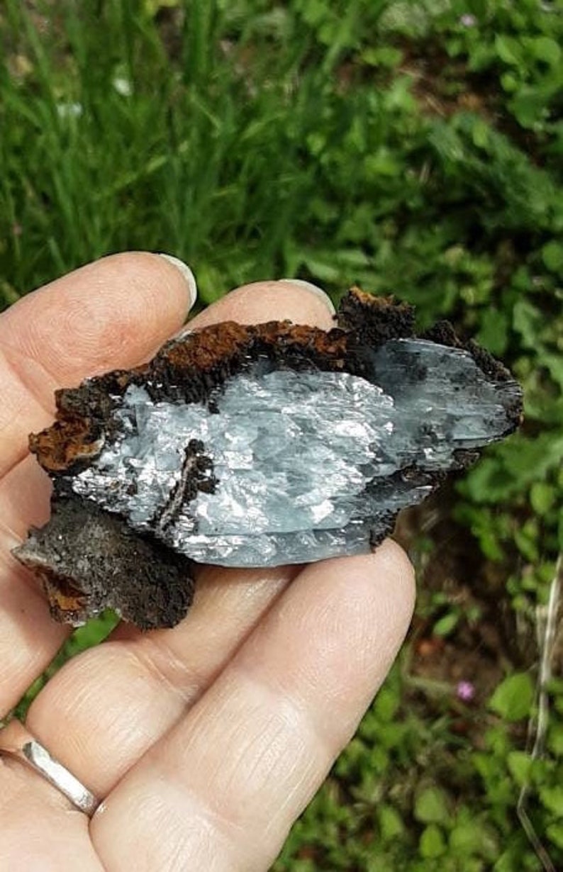 BLUE BARITE SPECIMEN With limonite and manganese oxide image 3
