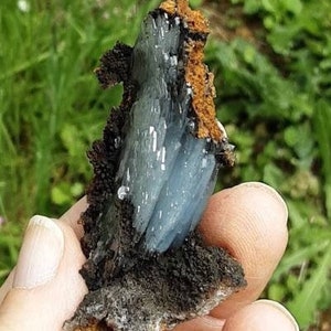 BLUE BARITE SPECIMEN With limonite and manganese oxide image 7