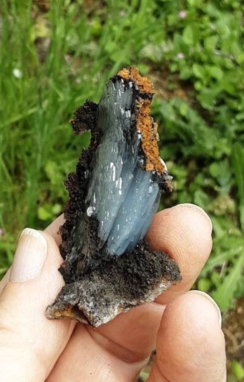 BLUE BARITE SPECIMEN With limonite and manganese oxide image 7
