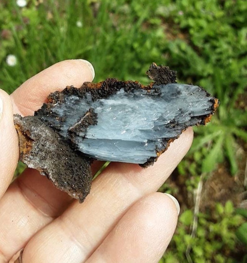 BLUE BARITE SPECIMEN With limonite and manganese oxide image 2