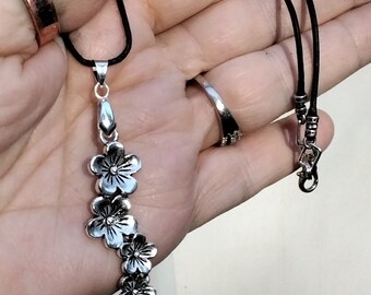 ANTIQUE SILVER FLOWER necklace