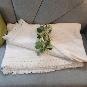 Vintage White Matelasse Bedspread: Double/Full Size Medallion Coverlet with Fringe