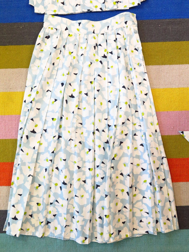 60s Vintage Blue Floral Cropped Wrap Short Sleeve Top and Skirt Set in Women/'s Size 4 with a 28 inch waist