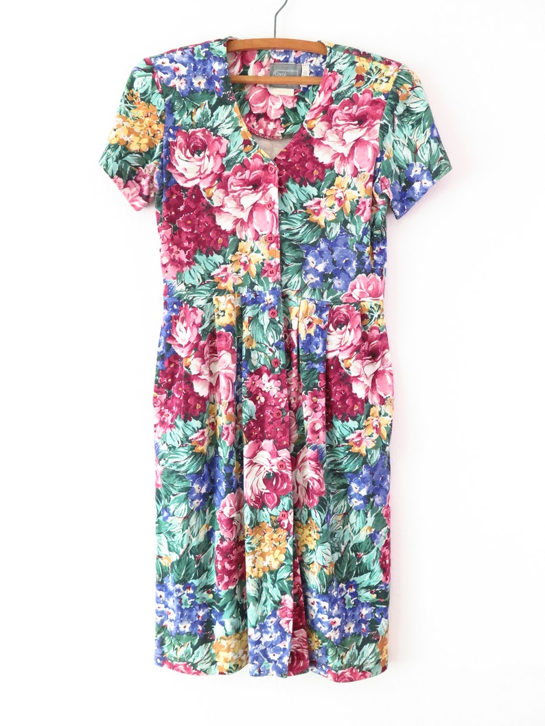 Vintage Dress 80s Era Floral Day Dress Size 4 Petite: A cute button front gathered skirt t shirt knit dress with pockets and a 28 waist