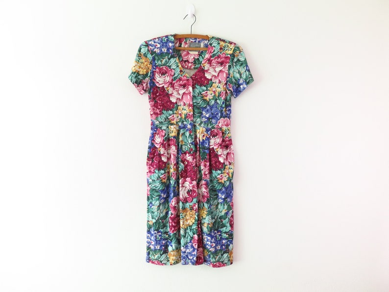 Vintage Dress 80s Era Floral Day Dress Size 4 Petite: A cute button front gathered skirt t shirt knit dress with pockets and a 28 waist