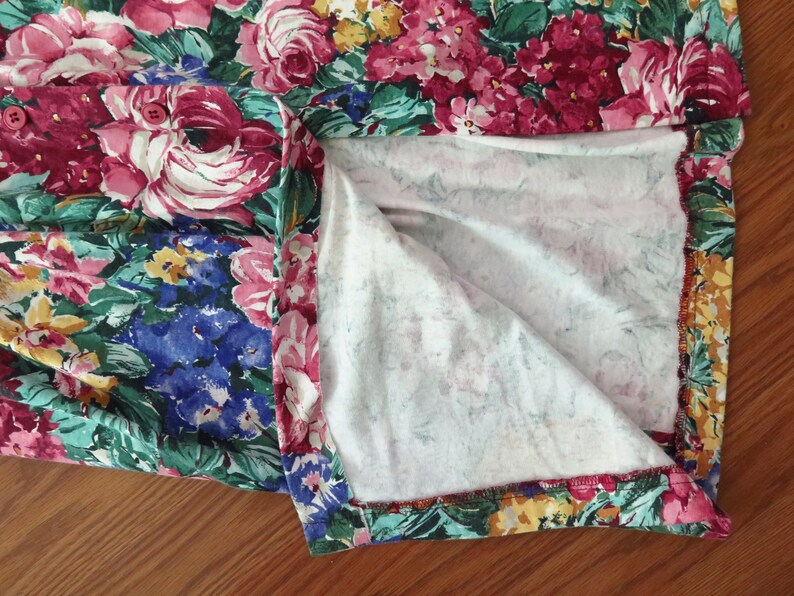 Vintage Dress 80s Era Floral Day Dress Size 4 Petite: A cute button front gathered skirt t shirt knit dress with pockets and a 28 waist