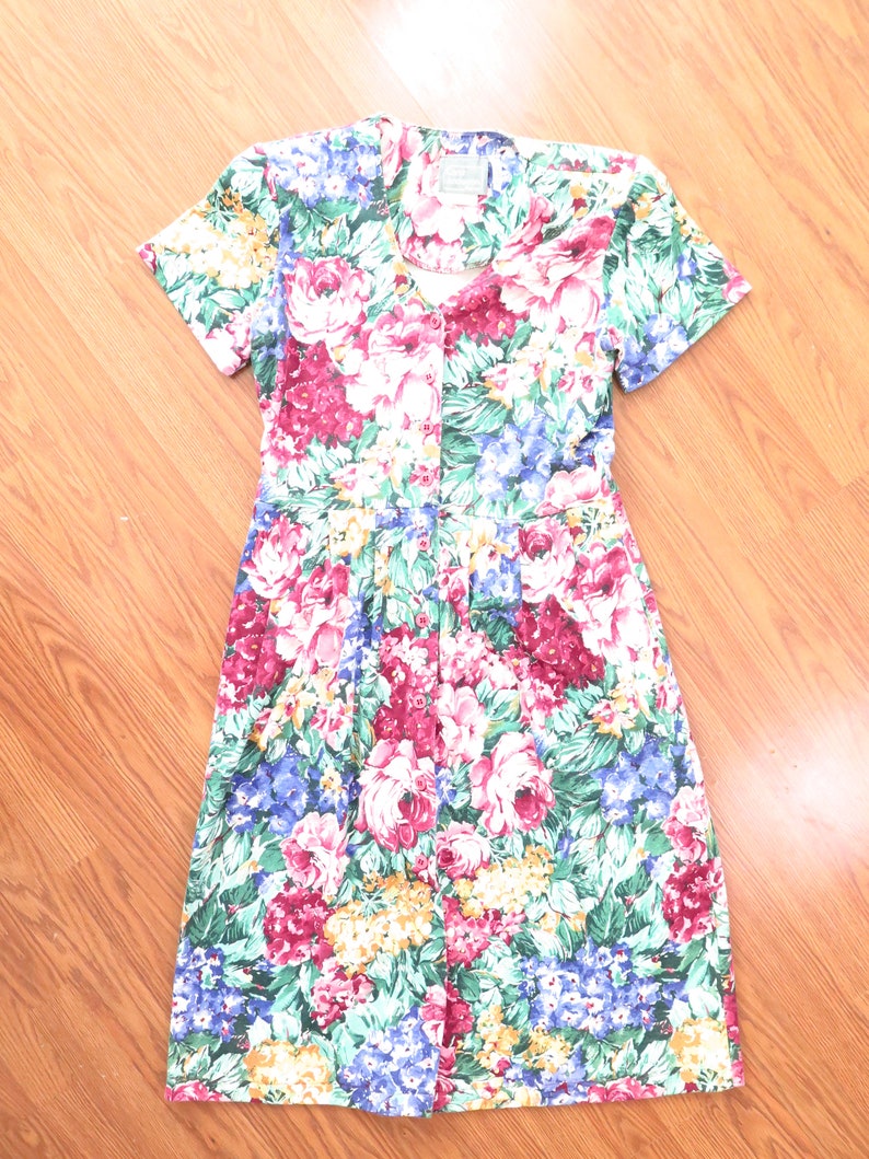 Vintage Dress 80s Era Floral Day Dress Size 4 Petite: A cute button front gathered skirt t shirt knit dress with pockets and a 28 waist