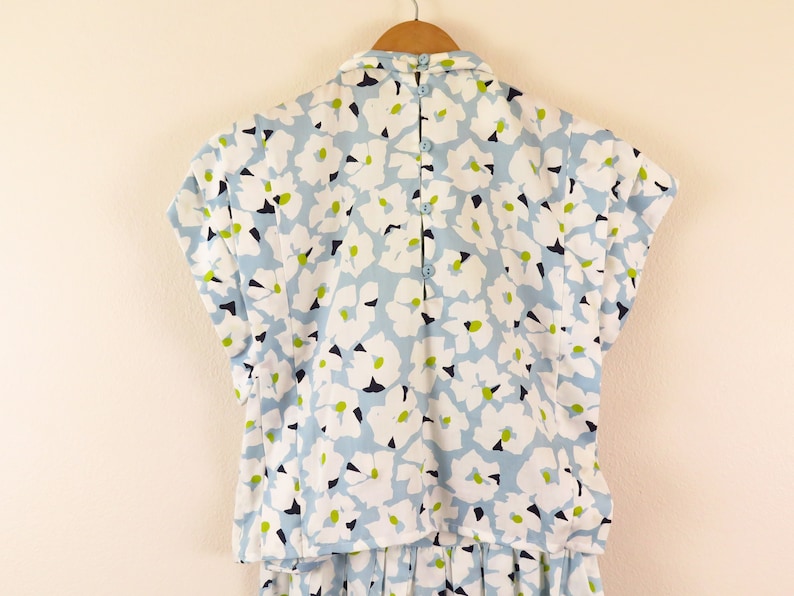 60s Vintage Blue Floral Cropped Wrap Short Sleeve Top and Skirt Set in Women/'s Size 4 with a 28 inch waist