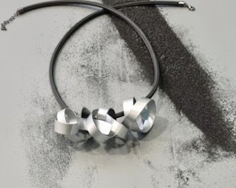 collier contemporain en argent, perles asymétriques en argent, collier exagéré en argent, gros pendentif en argent, bijoux avant-gardistes pour femme