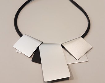 Modernt halsband, asymmetriskt silverhalsband, minimalistiskt halsband, aluminiumhalsband, unikt konsthalsband, konstsmycken