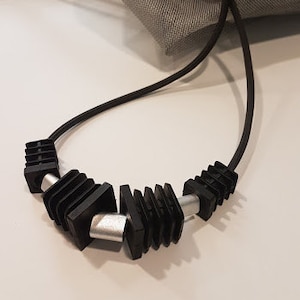 ブラックのオーバーサイズネックレス、ブラックのステートメントネックレス、ブラックのチャンキーネックレス、ブラックのロングネックレス、送料無料、ブラックの豪華なネックレス