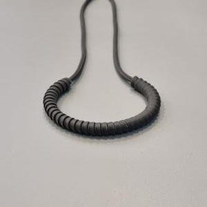 ブラックステートメントネックレス、ブラックセミサークルペンダントネックレス、ブラックエクストラバガントネックレス、アートデザインネックレス、ブラックコンテンポラリーネックレス