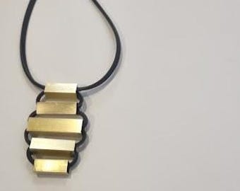 metallic gouden statement hanger ketting, gouden asymmetrische hanger, dikke hanger, art design sieraden, eigentijdse ketting, kerstcadeau