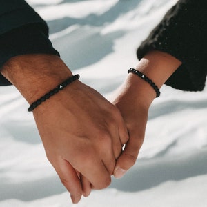 Partnerarmbänder, Personalisiert mit deinem Wunschtext Armbänder für Paare / Liebesarmbänder mit Perlen, Individueller Schmuck für Mann Frau Bild 1