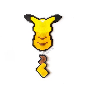 Könnte beinhalten: Ein gelbes und braunes Pixel-Art-Design von Pikachu, einem beliebten Charakter aus dem Pokemon-Franchise. Das Design ist aus kleinen Perlen gefertigt und perfekt für ein Bastelprojekt oder eine lustige Dekoration.