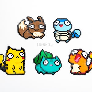 Op de afbeelding: Zes pixel art-karakters uit de Pokémon-franchise, waaronder Pikachu, Vuurvlieg, Squirtle, Bulbasaur en twee anderen. De karakters zijn gemaakt van kleurrijke plastic kralen en hebben een gepixelde stijl.