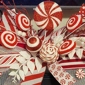 Snoepslinger, rode en witte kerstversiering voor de open haard