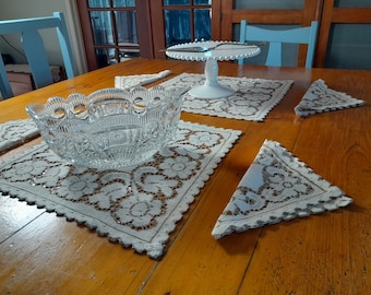 Vintage 1960's Entertainers 6 Piece Set Table Centre Doilies and Serviettes