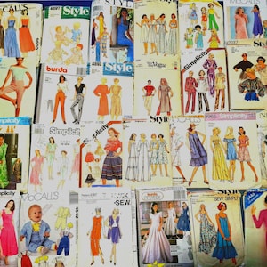 Peut inclure: Plusieurs patrons de couture vintage avec des illustrations de robes et autres vêtements. Les patrons sont de marques telles que McCall's et Simplicity, avec des couvertures colorées. Mesures en cm.
