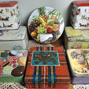 Schöne Sammlung dekorativer Vintage Dosen Decor Aufbewahrungssammler