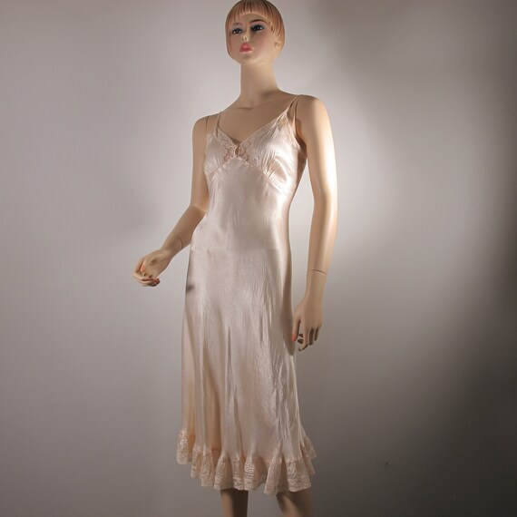 Very Beautiful Art Deco Blush Satin Vintage Lace S